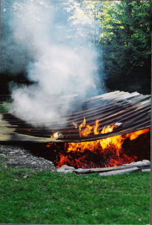Grube während des Brandes/pit while firing Grube während des Brandes/pit while firing