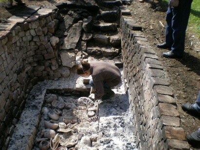 Unloading the pit/Ausnehmen der Grube